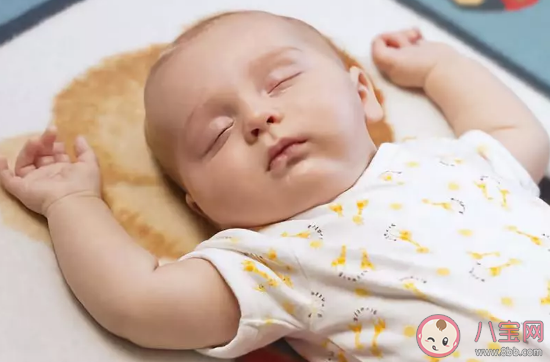 小孩裸睡好還是穿衣服睡好  小孩幾歲適合裸睡