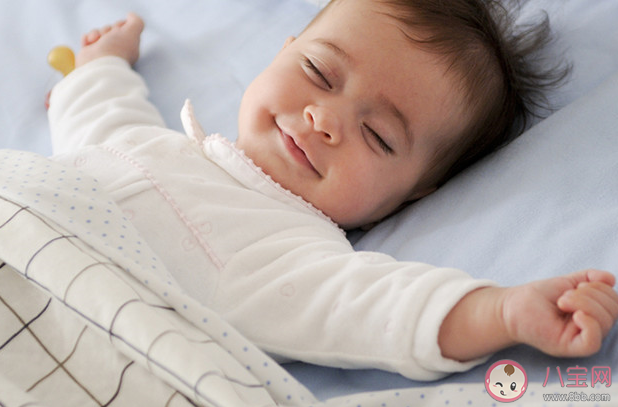 小孩裸睡好還是穿衣服睡好  小孩幾歲適合裸睡