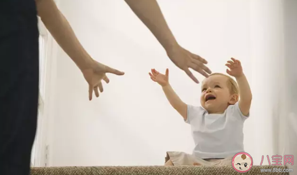 寶寶被別人抱就哭怎么辦  寶寶到新環境能不能讓他人抱抱