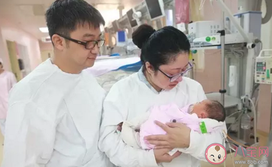 寶寶在羊水里耳朵會不會進水 新生兒耳朵有羊水有影響嗎 寶寶在羊水里耳朵會不會進水 新生兒耳朵有羊水有影響嗎