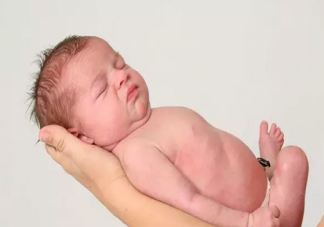 寶寶在羊水里耳朵會不會進水  新生兒耳朵有羊水有影響嗎