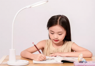 孩子多大可以開始視力檢查 孩子的視力健康都包含哪些內(nèi)容