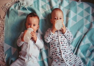 為什么雙胞胎性格相差很大 家有雙胞胎怎么培養教育