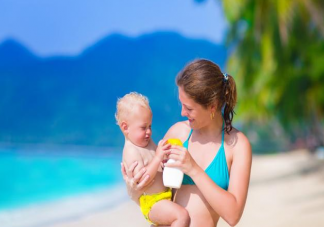 給寶寶防曬霜要涂在哪些部位 寶寶涂了防曬霜需要卸妝嗎