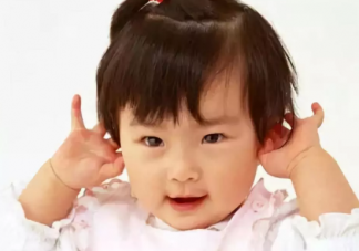 寶寶打自己腦袋是自閉癥嗎  寶寶揪自己的頭發怎么回事