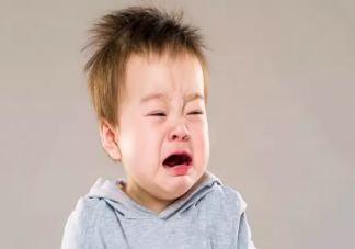 寶寶打自己的頭是為什么  寶寶用手打頭是病嗎