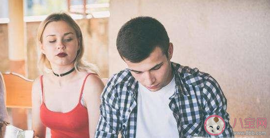 男朋友不給我看他的手機是為什么 男朋友不給我看他的手機怎么辦