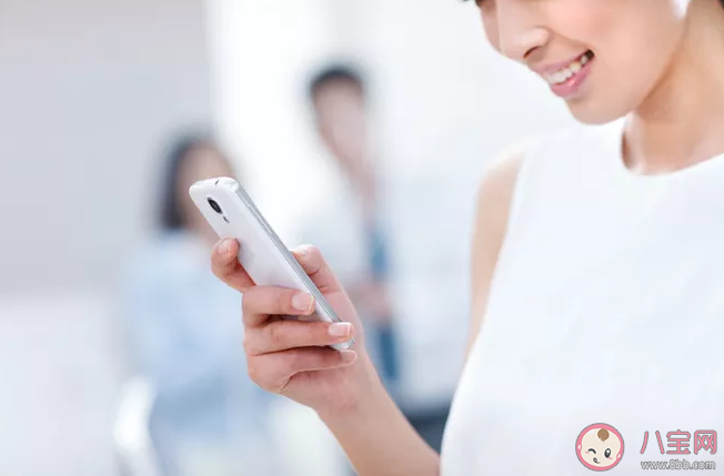 會介意另一半翻看手機嗎 另一半堅持要看手機怎么辦