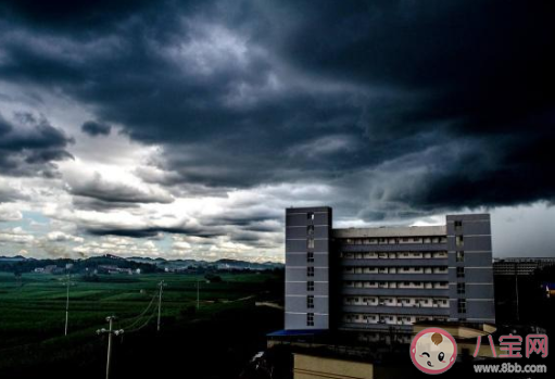 突然下暴雨的心情感言句子 突然暴雨天給人的感受說說大全