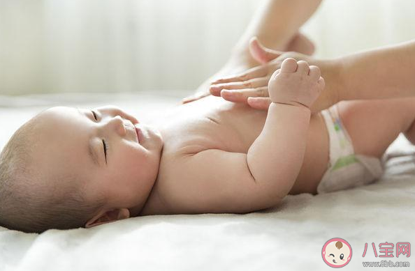 夏天給寶寶剃光頭有什么危害 如何給孩子剪一個既涼快又安全的發型