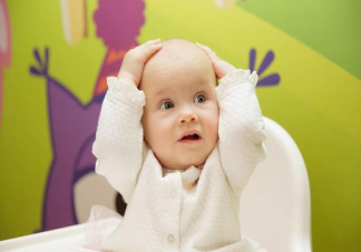 夏天給寶寶剃光頭有什么危害 如何給孩子剪一個既涼快又安全的發型