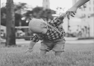 給孩子綁腿塑形有什么危害 孩子腿不直正常嗎