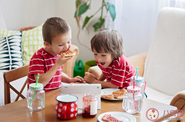 寶寶幾歲開始看動畫片比較好 給孩子看動畫片有什么好處和壞處