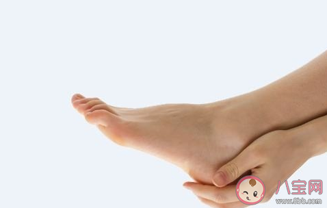 夏天穿涼鞋腳底出汗是什么原因 穿涼鞋腳底出汗正常嗎