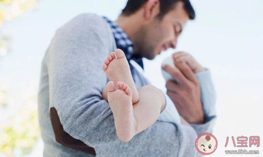 寶寶經(jīng)常抱著好不好 生下來不怎么抱的寶寶會(huì)怎么樣