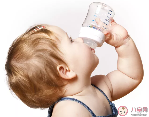 喝配方粉的寶寶需要額外喂水嗎 夏季寶寶喝水要注意什么