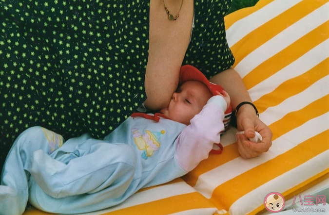 母乳喂養(yǎng)乳頭上有小白點(diǎn)是什么 ?小白泡堵住了出乳孔怎么辦