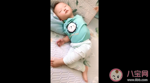 寶寶的睡姿可以有多奇葩 寶寶高難度奇葩睡姿合集 