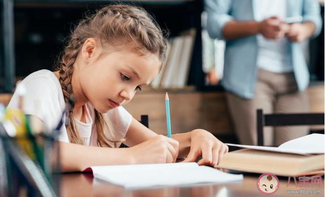 孩子寫作業不專心是怎么回事 孩子寫作業分神怎么辦