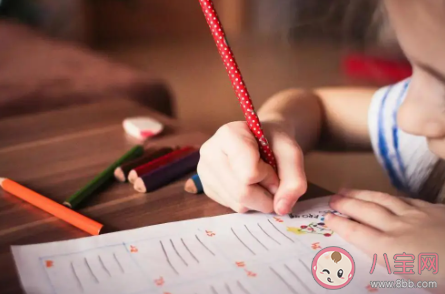 孩子做作業(yè)分神怎么改正好 家長(zhǎng)應(yīng)該怎么做科學(xué)
