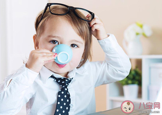 孩子喜歡邊吃飯邊喝水是什么原因 孩子喜歡邊吃飯邊喝水怎么辦