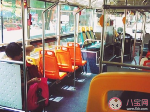 公交車上要設置手機充電口嗎 公交車設置充電口有必要嗎 公交車上要設置手機充電口嗎 公交車設置充電口有必要嗎