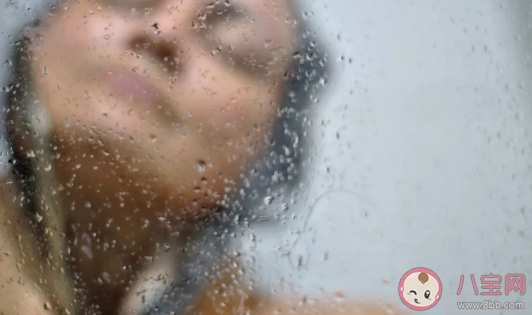 臉不油但是皮膚會反光是怎么回事 為什么有些人皮膚亮