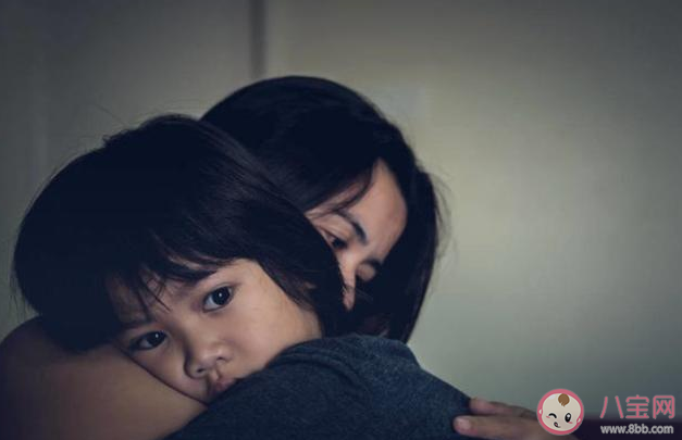 父母和娃同睡好不好 父母和寶寶同床睡的好處和壞處