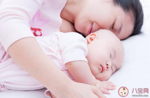 父母和娃同睡好不好 父母和寶寶同床睡的好處和壞處