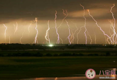 暴雨天朋友圈心情文案分享 關于暴雨天的朋友圈心情說說