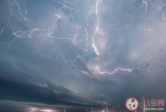 晚上下暴雨的說說 深夜暴雨說說