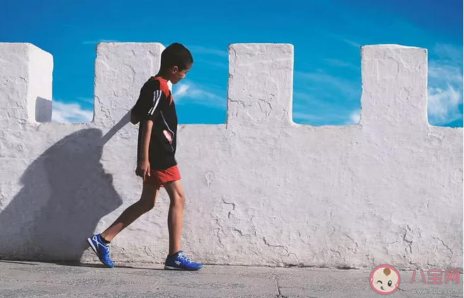 孩子運動后出汗可以喝冰的運動飲料嗎 運動后馬上喝運動飲料好不好