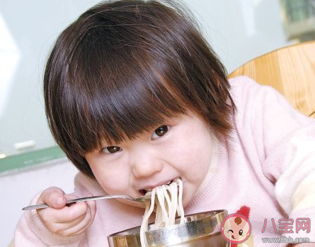 為什么吃飯不能太慢的睡前故事 怎么教育寶寶吃飯快一點