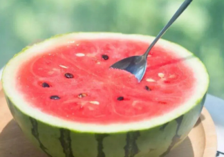 2020夏天朋友圈發吃西瓜的說說 描寫吃西瓜的經典個性句子