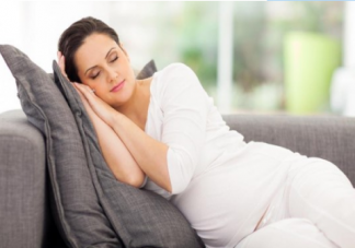 懷孕6個月一摸肚子寶寶就動正常嗎 孕6月一摸肚子寶寶就動怎么回事