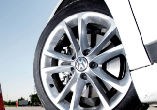 汽車右后車輪漏油是怎么回事 汽車后車輪漏油是什么原因