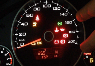 汽車加完油油燈還亮咋回事 加滿油后為什么發動機燈會亮