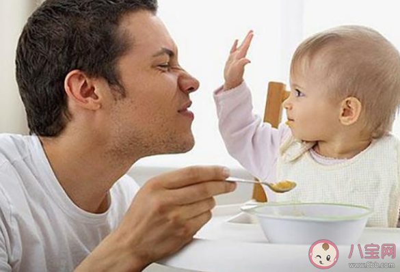 為什么寶寶喜歡打大人的臉 嬰兒喜歡打大人臉什么原因