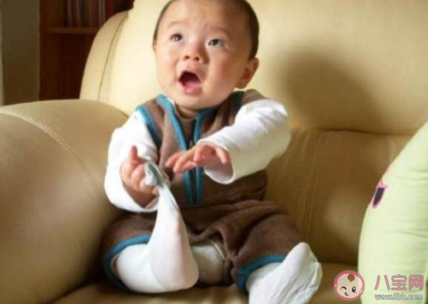 寶寶喜歡扯自己的襪子是為什么 寶寶襪子一穿就扯掉怎么辦
