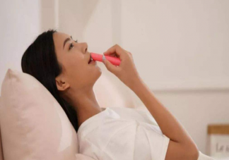 嘴唇發黑正常嗎 嘴唇發黑是不是因口紅沒卸干凈