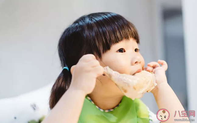 孩子一邊吃飯一邊看iPad要擔(dān)心消化不良嗎 如何讓孩子專心吃飯