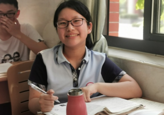 女兒初中畢業媽媽怎么發朋友圈 女兒初中畢業媽媽感言