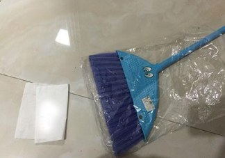 如何清理地面上的頭發 ?清理地面上頭發的小妙招
