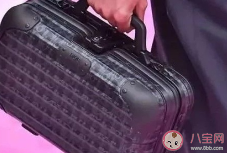 有被男生幫拎行李的經歷嗎 被幫忙拎行李什么感受