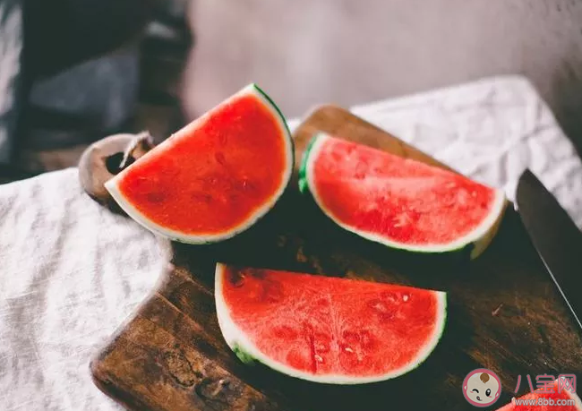 西瓜蓋保鮮膜放冰箱中毒嗎 西瓜能蓋保鮮膜保存嗎