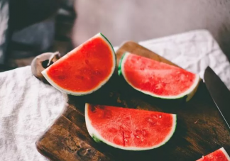 西瓜蓋保鮮膜放冰箱中毒嗎 西瓜能蓋保鮮膜保存嗎