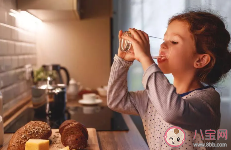 寶寶夏天愛出汗是什么原因 夏天愛出汗怎么辦