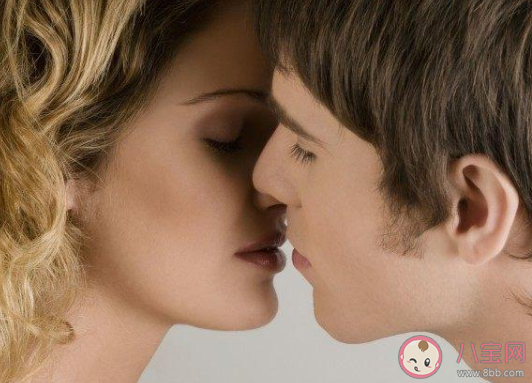戀愛中男生什么時(shí)候想吻女生 男孩子什么時(shí)候會(huì)想親親