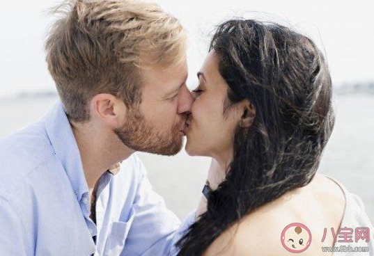 戀愛中男生什么時(shí)候想吻女生 男孩子什么時(shí)候會(huì)想親親