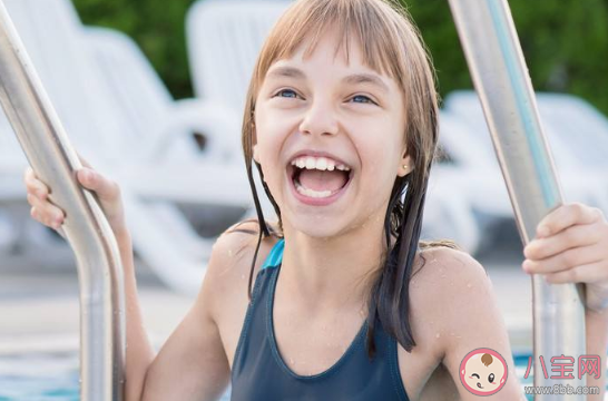 夏天帶孩子去游泳的朋友圈說說 帶孩子去游泳的說說怎么發